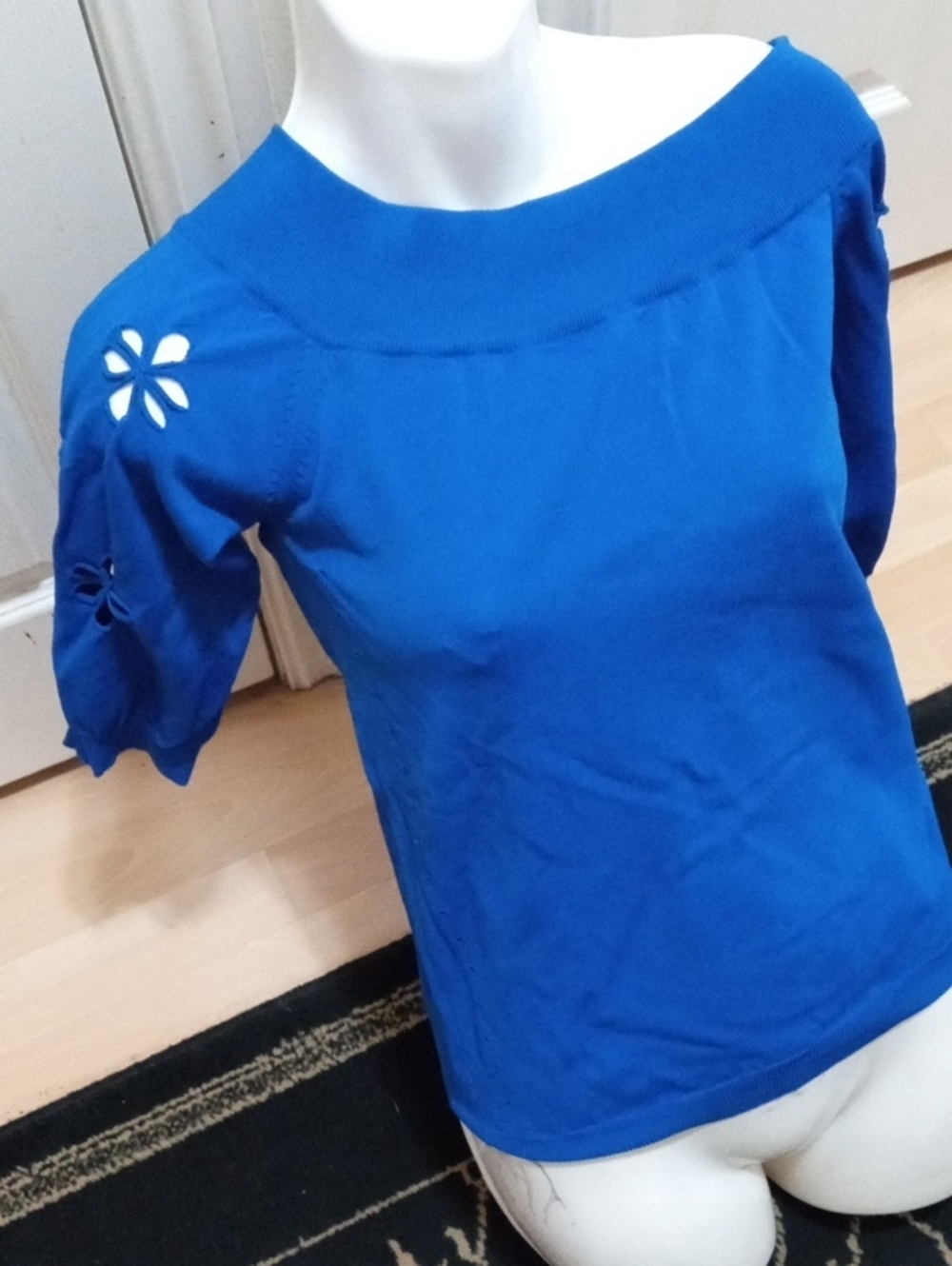 Women’s Blue Short-Sleeve Cutout Floral Top Bust 32 Plus Stretchy